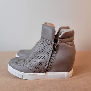 Steve Madden sz. 8 sneakers Hidden heel Wedge Perforated zip Leather urban Taupe